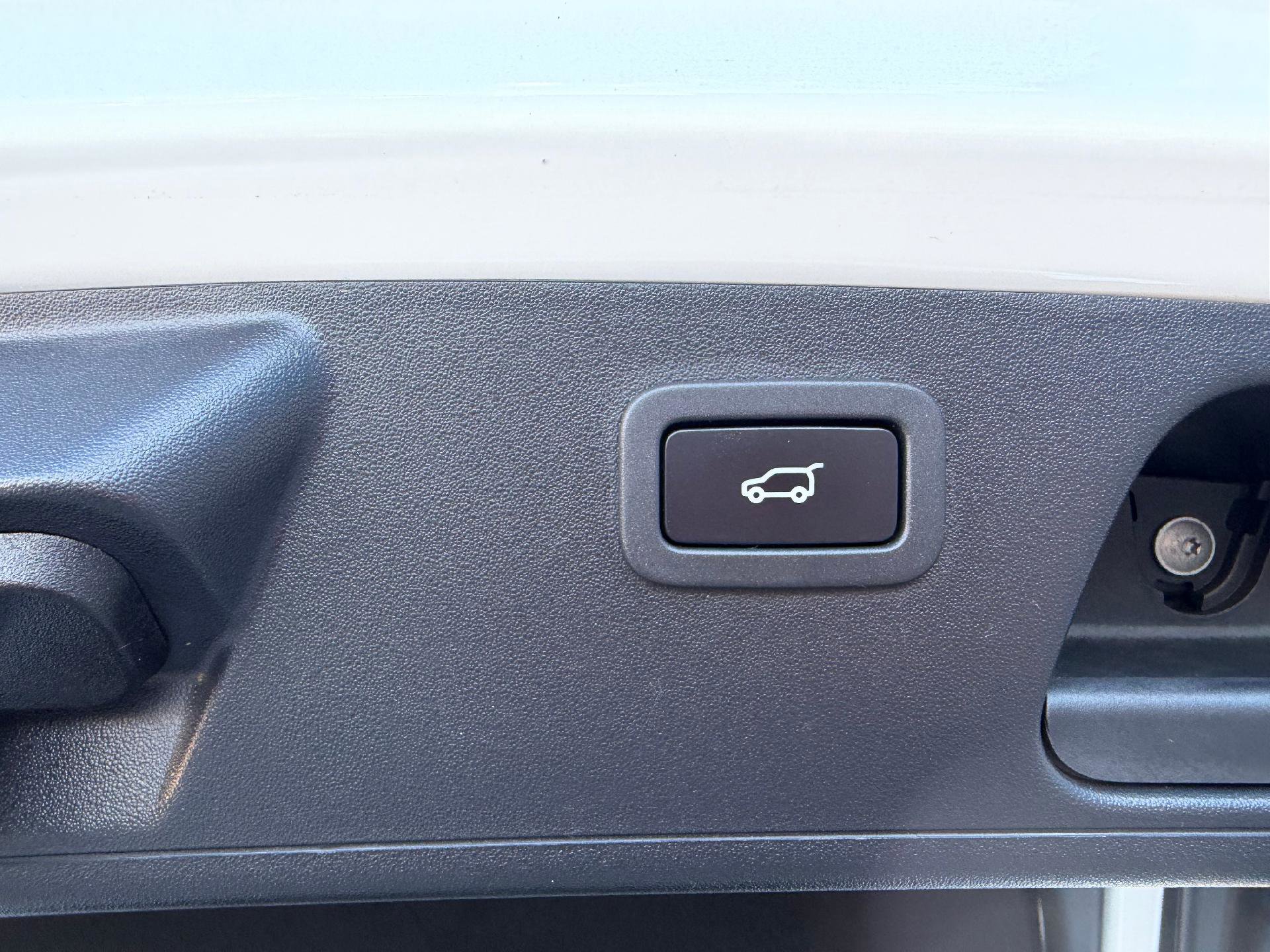 Used 2020 Jaguar E-PACE Sport Utility image 13