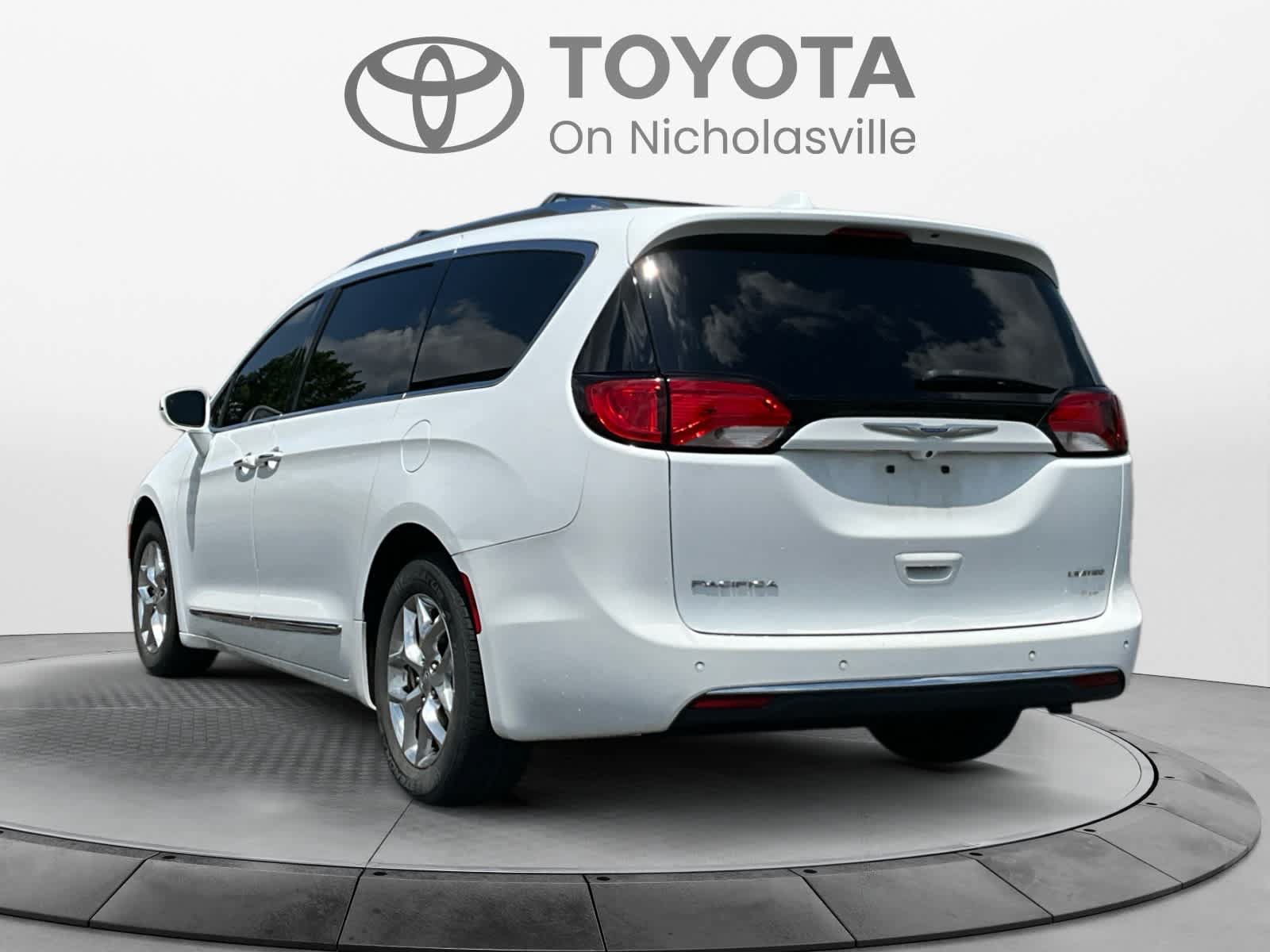Used 2018 Chrysler Pacifica Limited FWD image 3