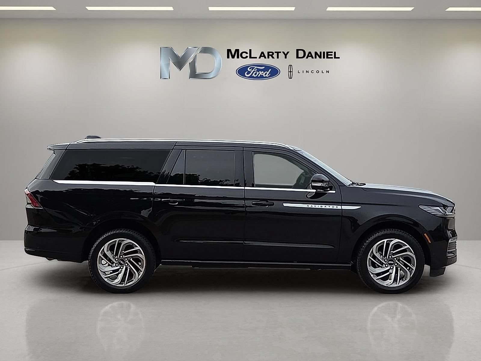 Used 2025 Lincoln Navigator L Reserve AWD/4WD image 6