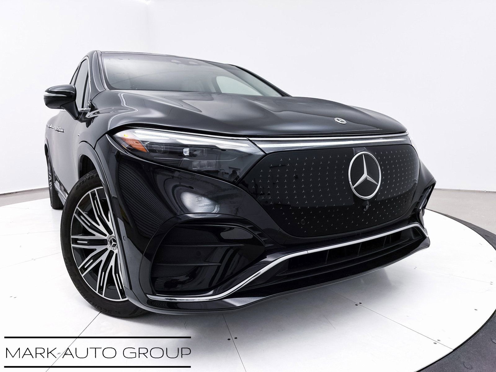 Used 2023 Mercedes-Benz EQS 580 4MATIC SUV image 3