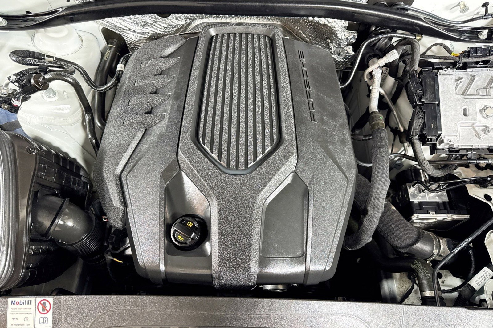 Used 2024 Porsche Macan Turbo image 28