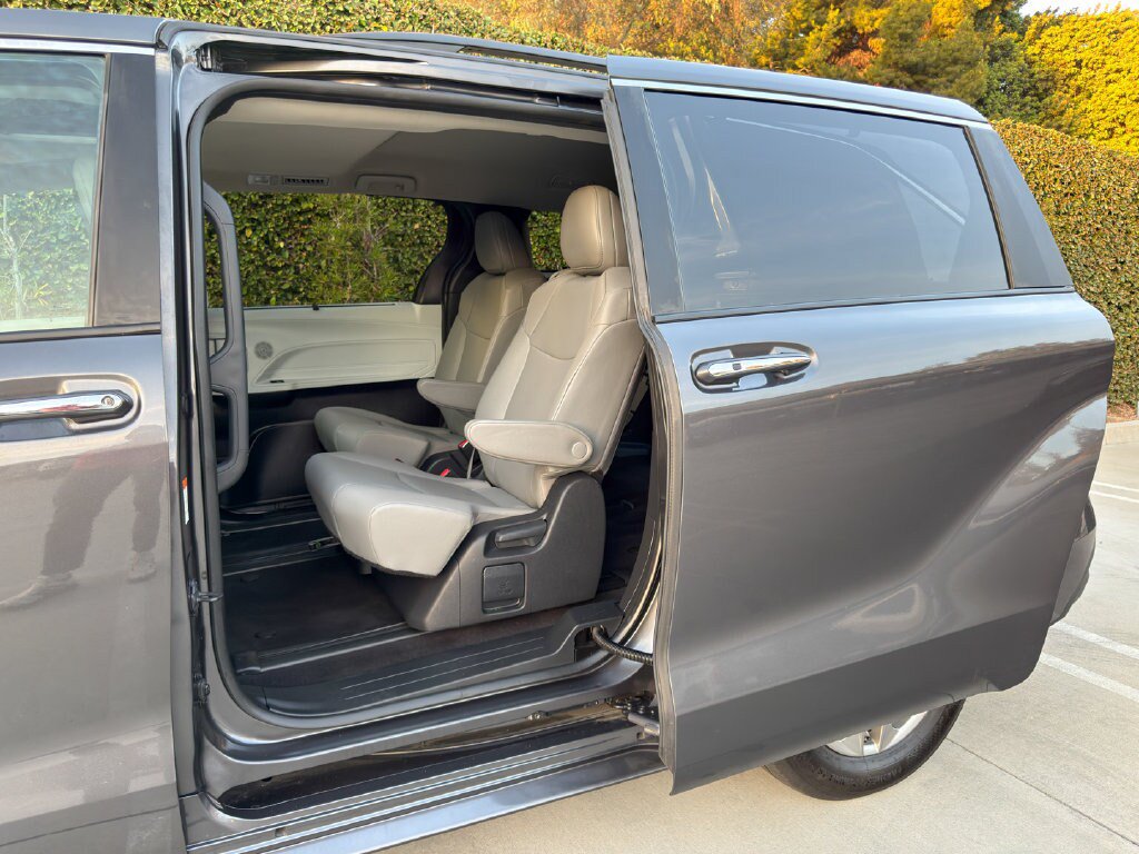 Used 2025 Toyota Sienna XLE FWD image 9