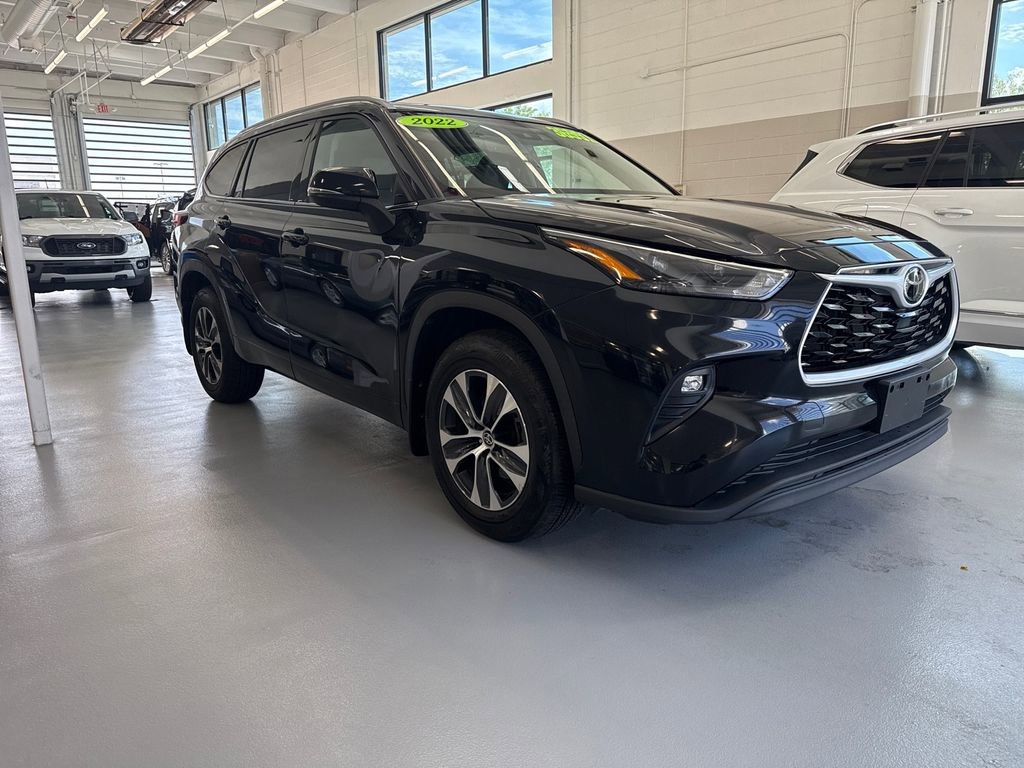 Used 2022 Toyota Highlander XLE image 2