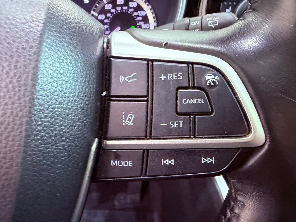 Used 2023 Toyota Highlander XLE FWD image 23