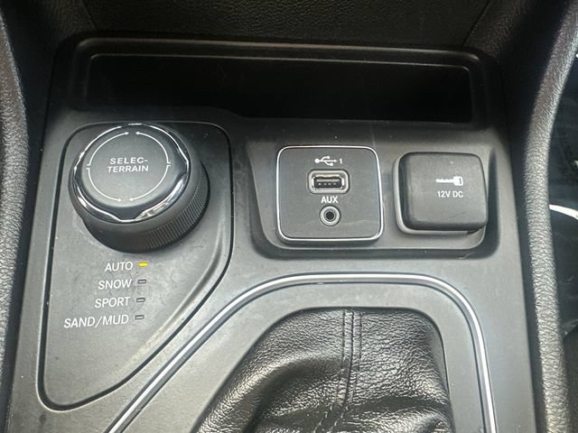 Used 2022 Jeep Cherokee Latitude Lux w/ Sun & Sound Group AWD/4WD image 36