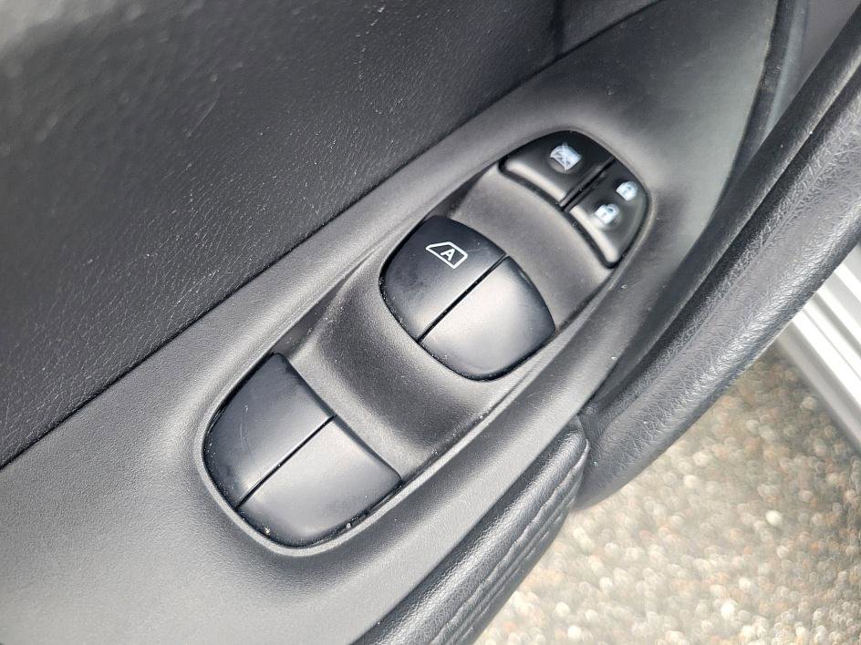 Used 2021 Nissan Rogue Sport S image 10