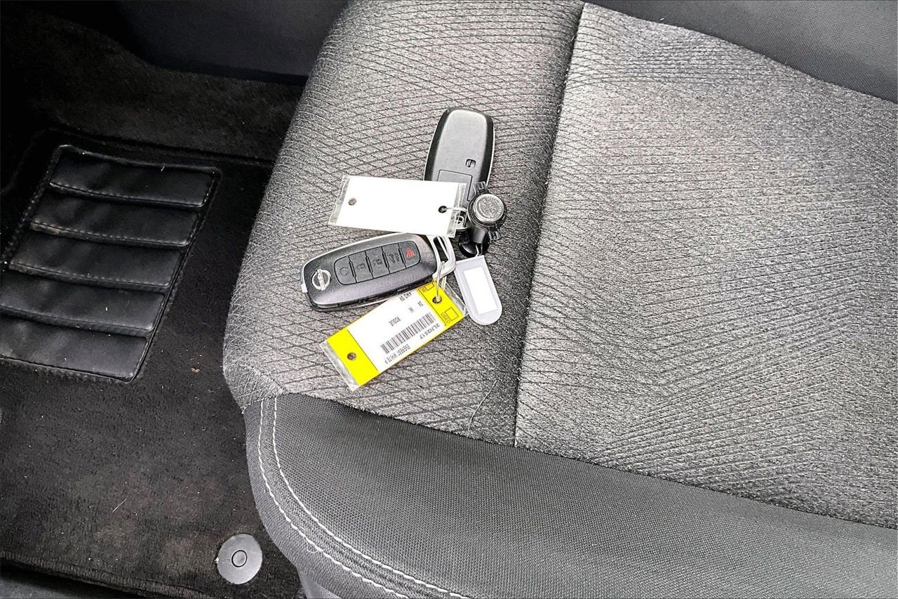 Used 2024 Nissan Rogue SV image 29