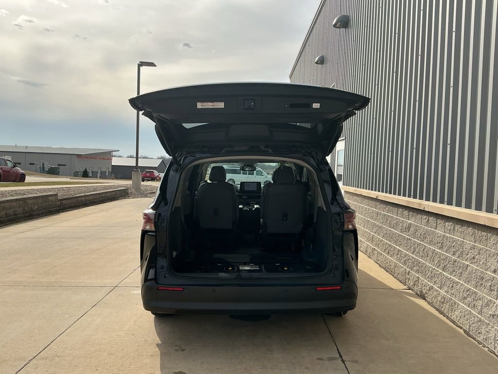 Used 2023 Toyota Sienna XLE image 18