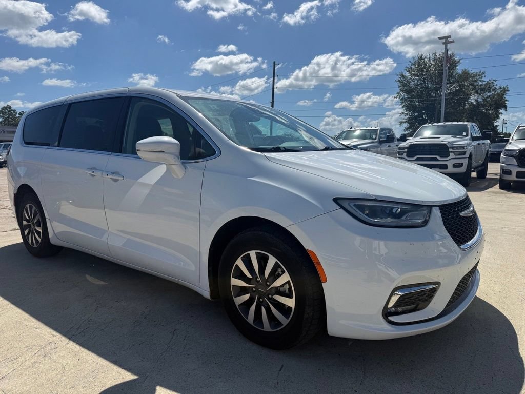 Used 2022 Chrysler Pacifica Touring-L FWD image 4