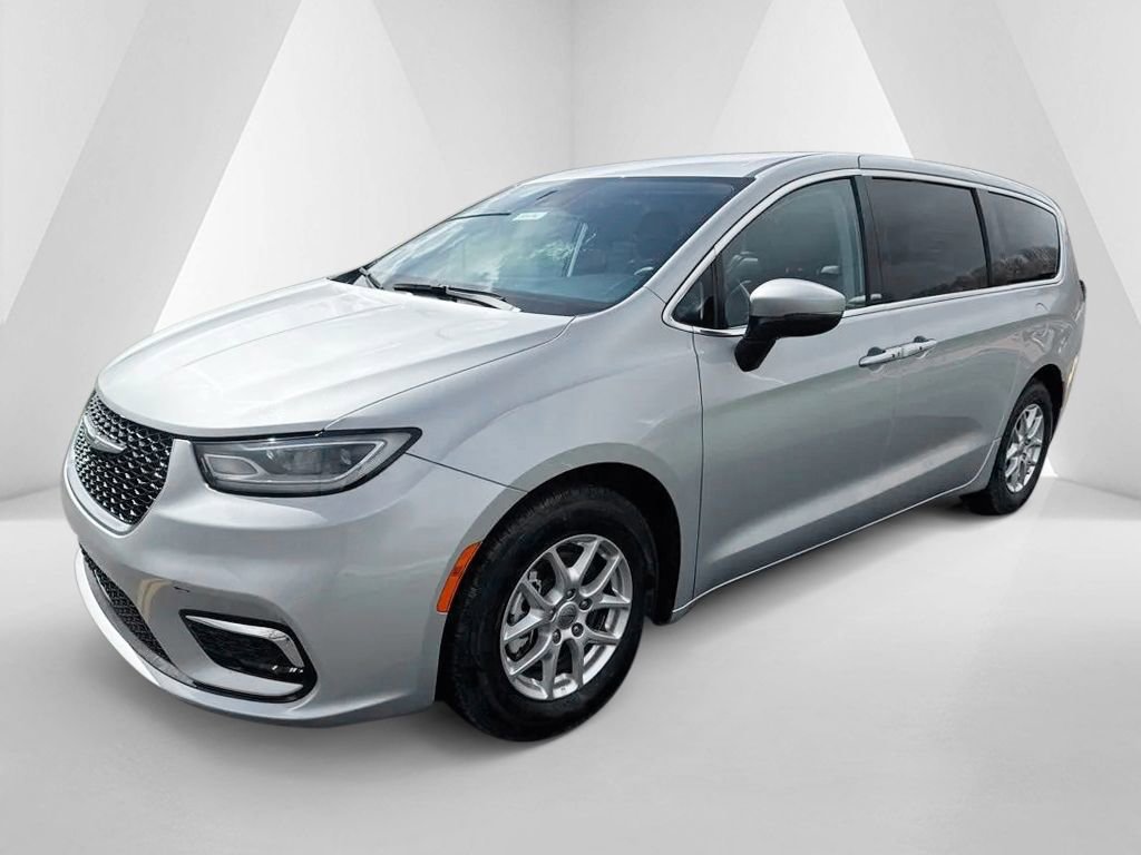 Used 2023 Chrysler Pacifica Touring-L image 3