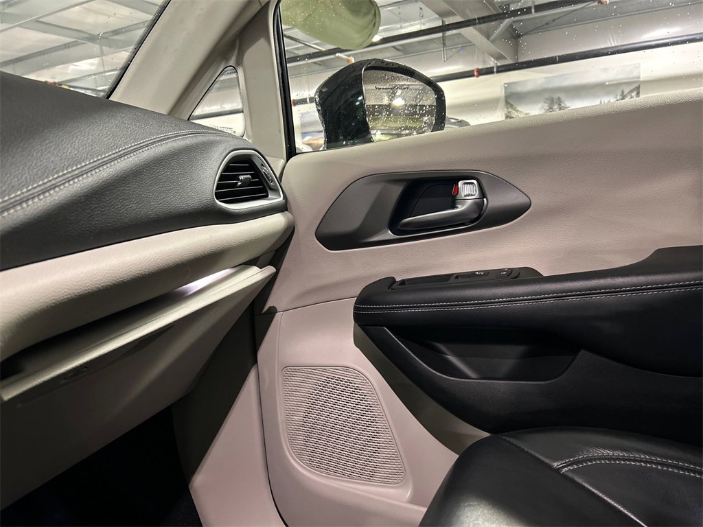 Used 2022 Chrysler Pacifica Touring-L image 20