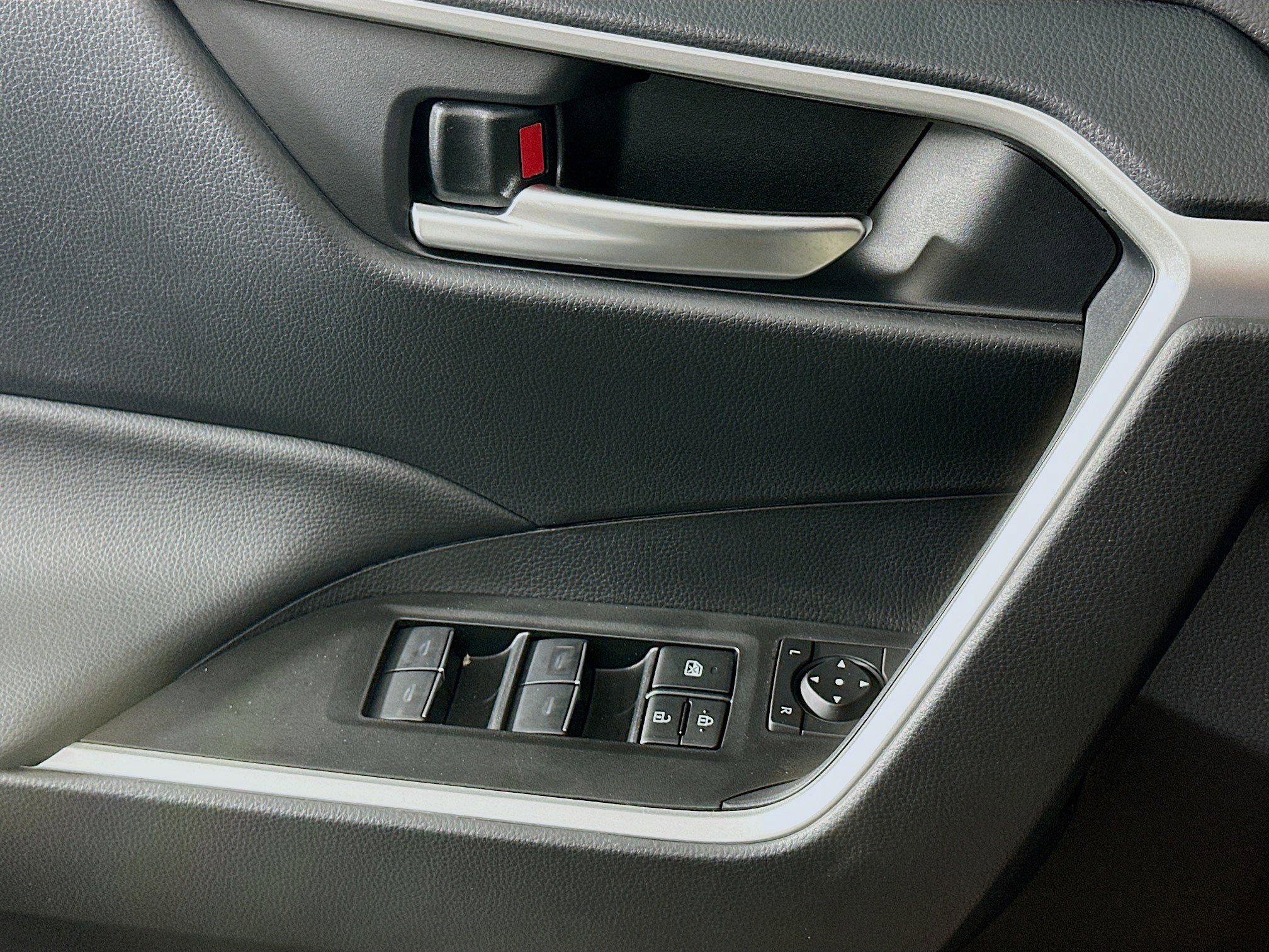 Used 2025 Toyota RAV4 XLE w/ Convenience Package FWD image 15