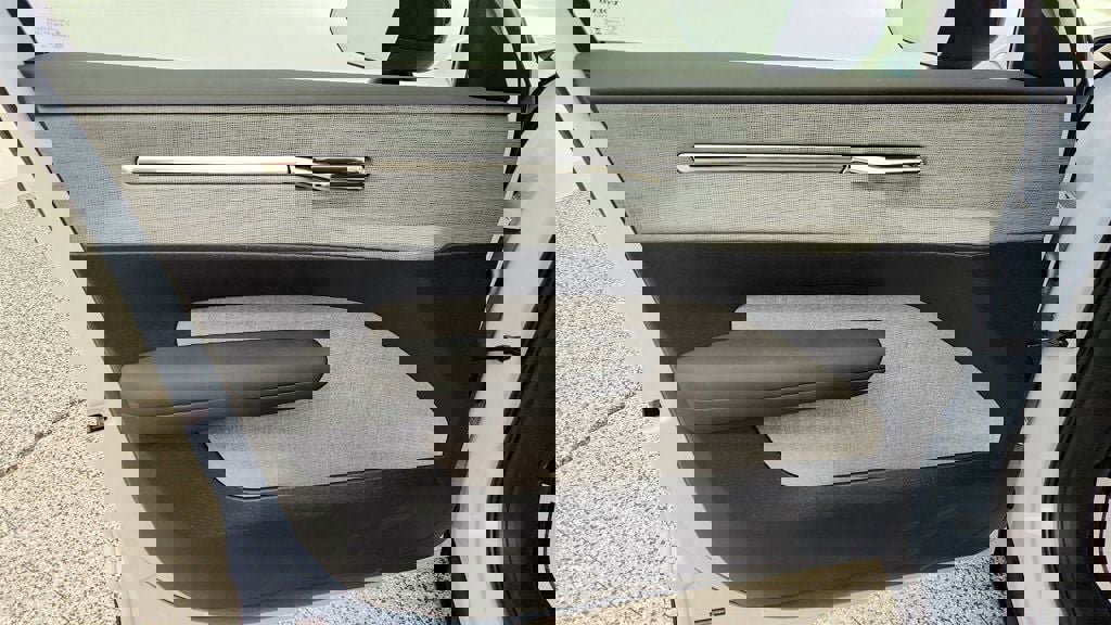 Used 2025 Volvo EX30 Ultra image 11