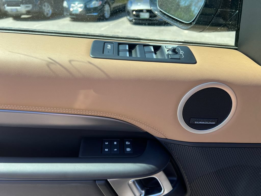 New 2025 Land Rover Discovery Metropolitan Edition AWD/4WD image 14