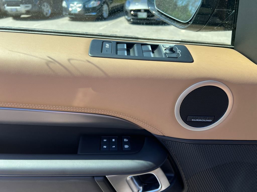 New 2025 Land Rover Discovery Metropolitan Edition image 14