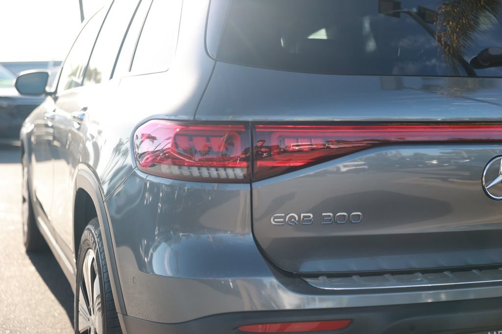 Used 2023 Mercedes-Benz EQB 300 4MATIC w/ Exclusive Package image 13