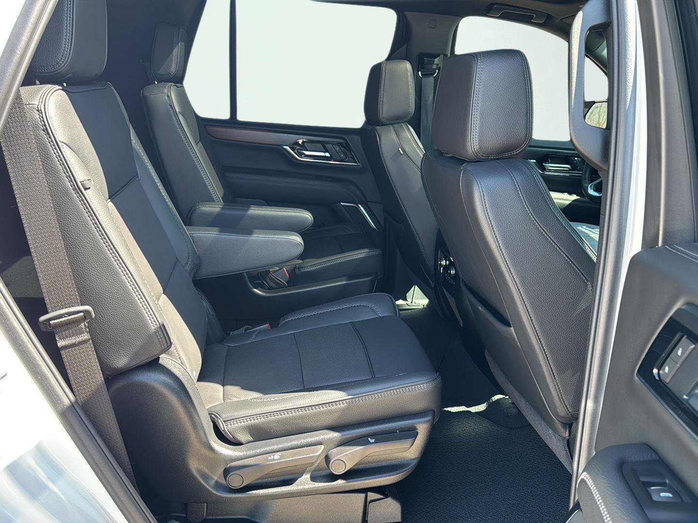 Used 2025 GMC Yukon Denali w/ Sun & Power Step Package image 28