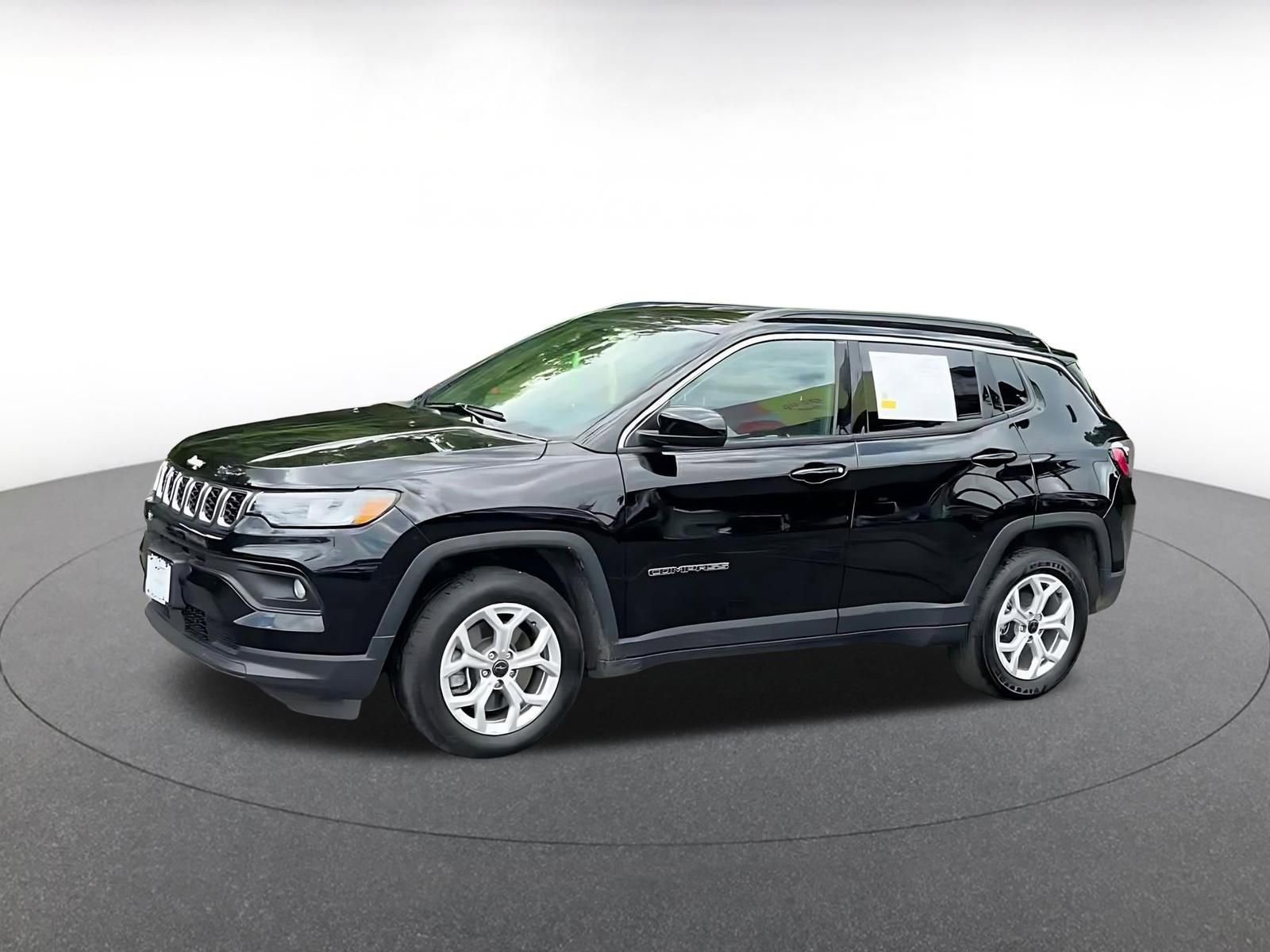 Used 2025 Jeep Compass Latitude AWD/4WD image 8
