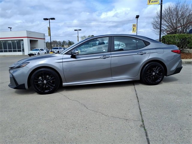 Used 2025 Toyota Camry SE image 2