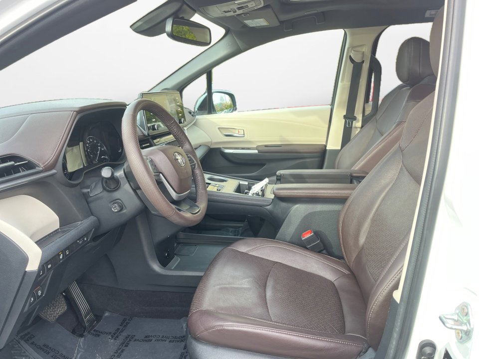 Certified 2023 Toyota Sienna Platinum image 11