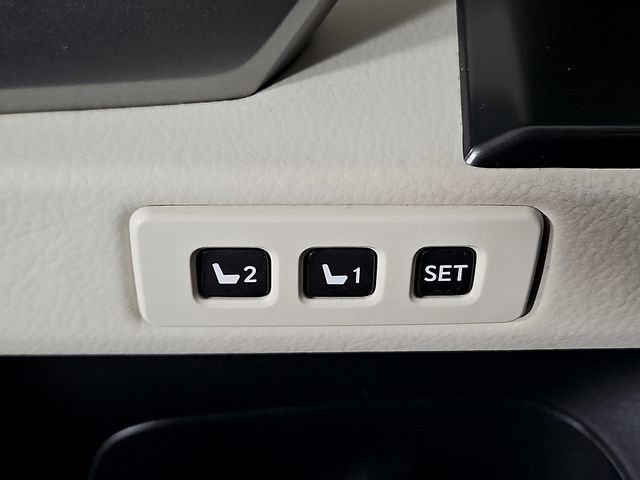 Used 2023 Lexus GX 460 Luxury w/ Sport Design Package AWD/4WD image 27