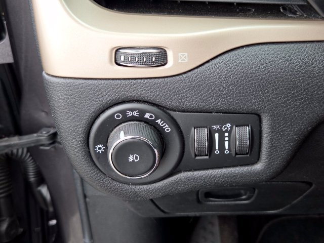 Used 2018 Jeep Cherokee Latitude FWD image 28