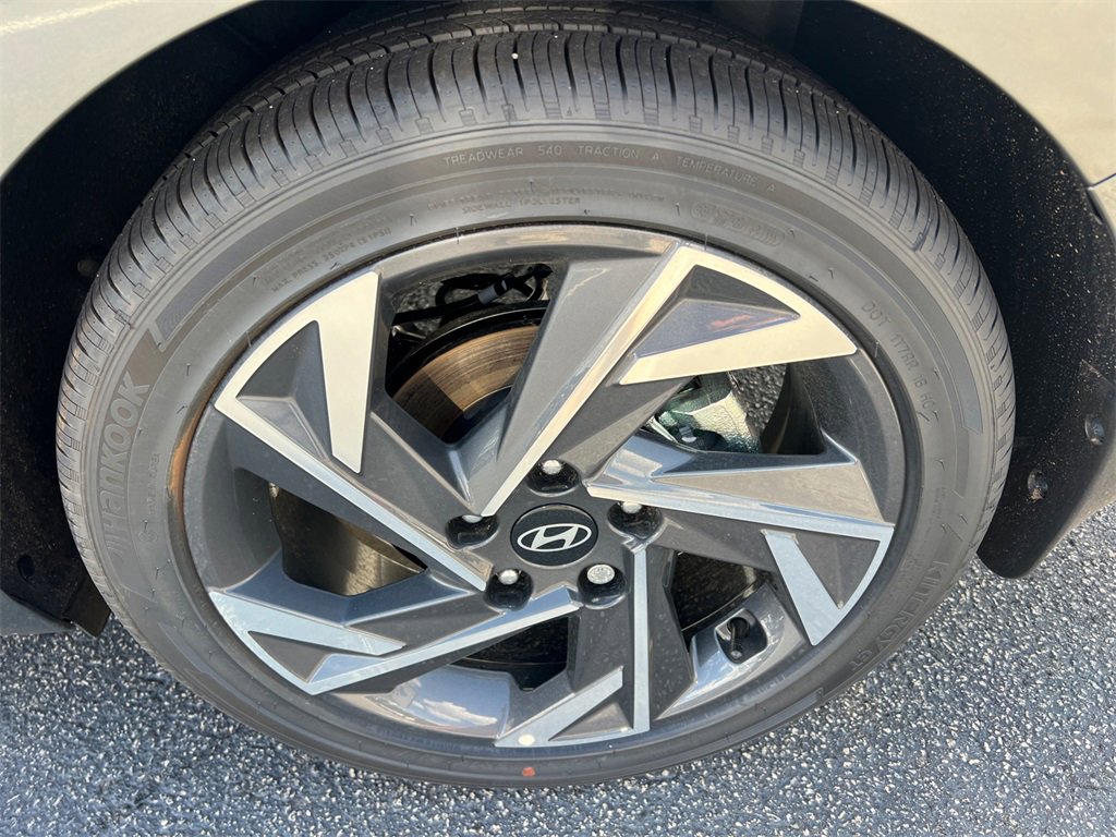 Used 2025 Hyundai Elantra Limited image 19