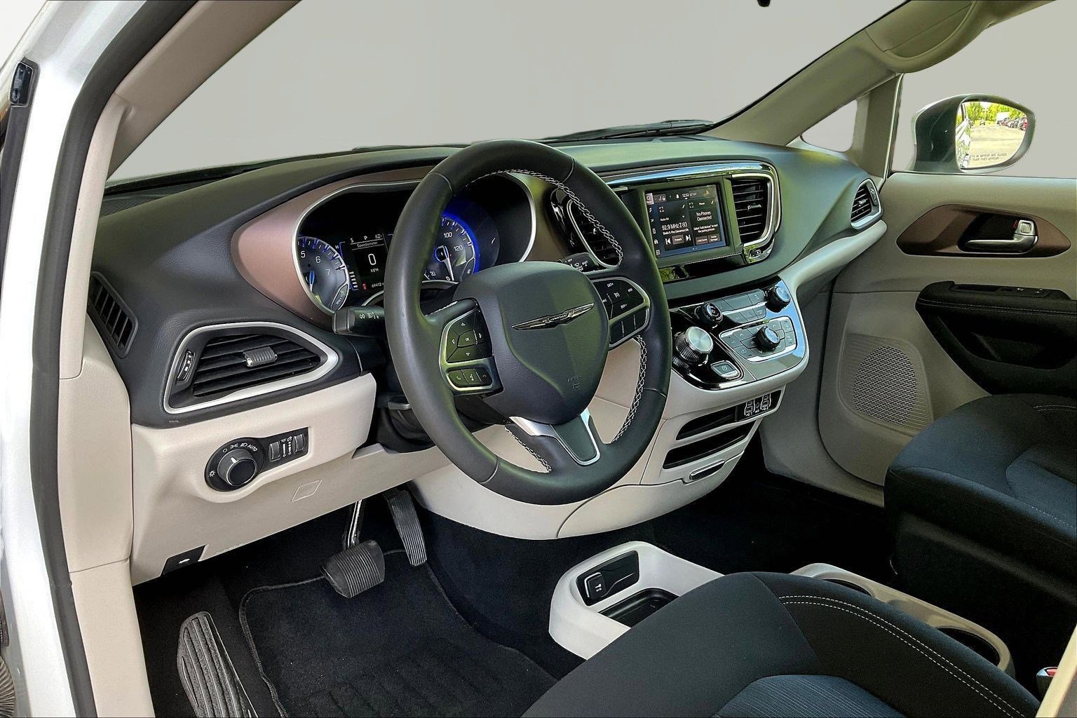 Used 2023 Chrysler Voyager LX FWD image 15