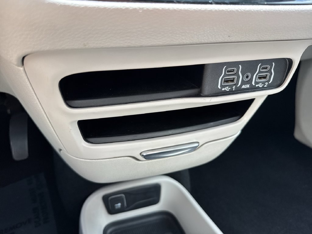 Used 2024 Chrysler Pacifica Touring-L FWD image 53