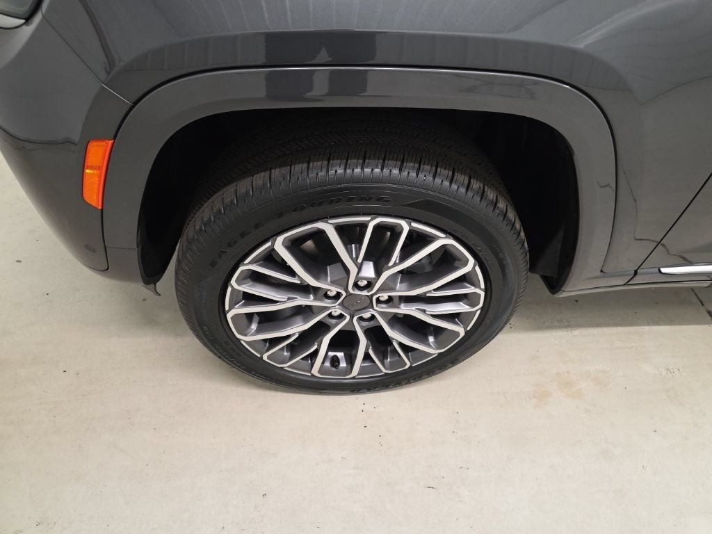 New 2026 Jeep Grand Cherokee Summit AWD/4WD image 2