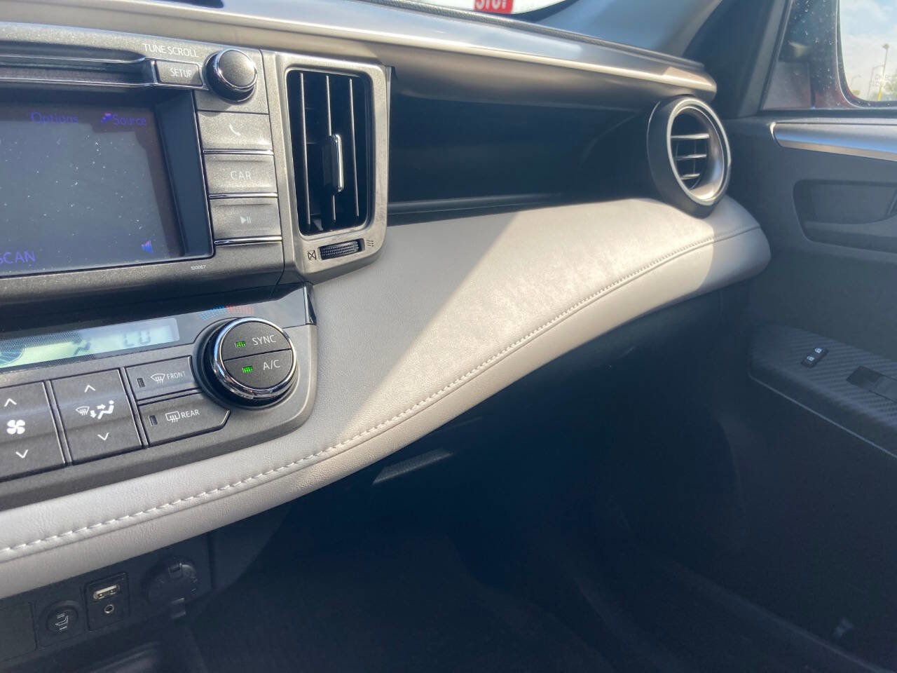 Used 2013 Toyota RAV4 XLE image 22