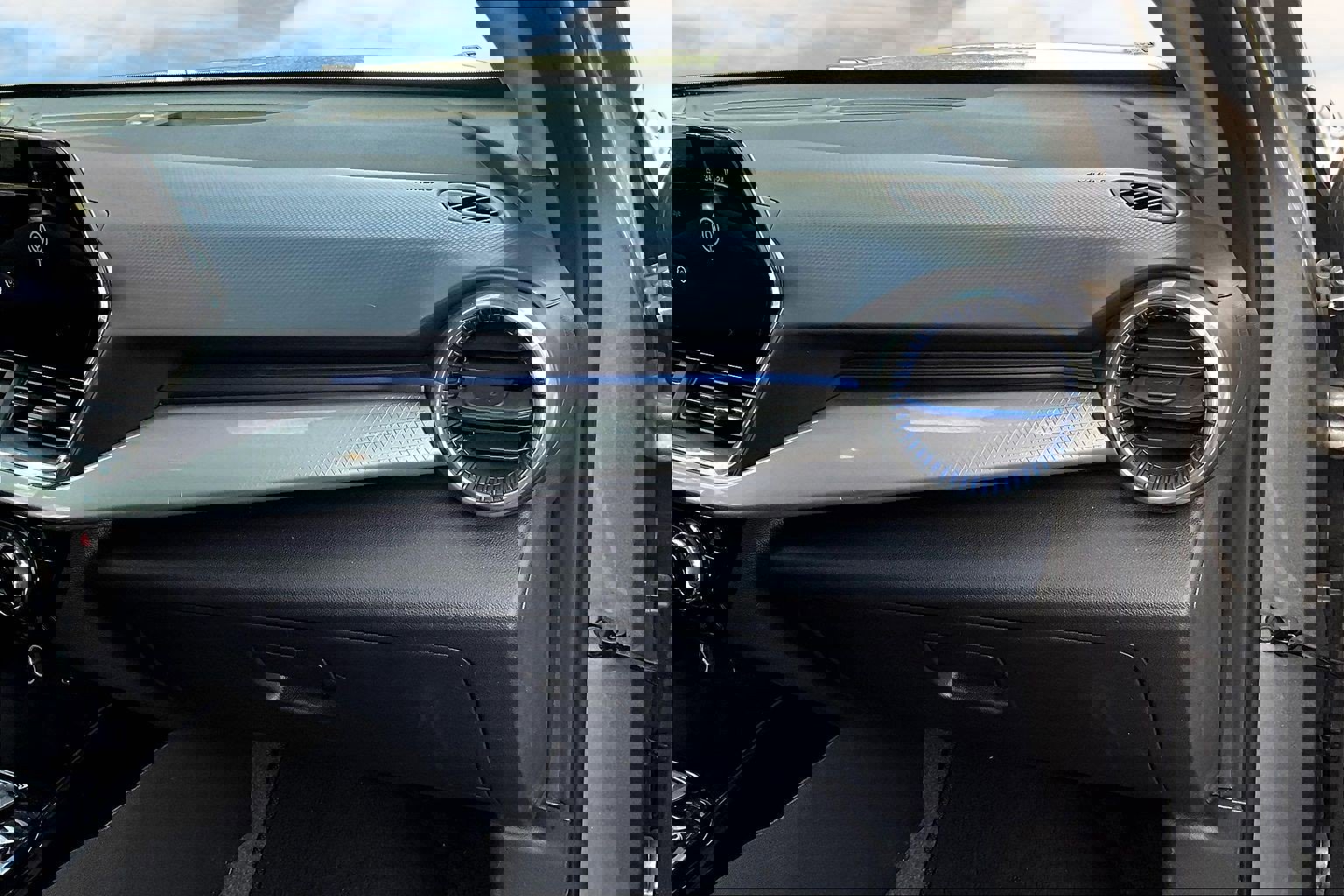 Used 2025 Chevrolet Trax LT w/ LT Convenience Package image 18