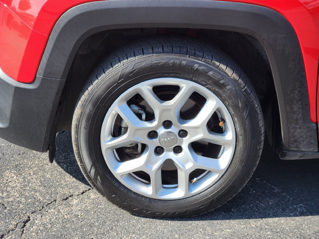 Used 2017 Jeep Renegade Latitude w/ Advanced Technology Group FWD image 10