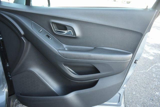 Used 2020 Chevrolet Trax LS image 34