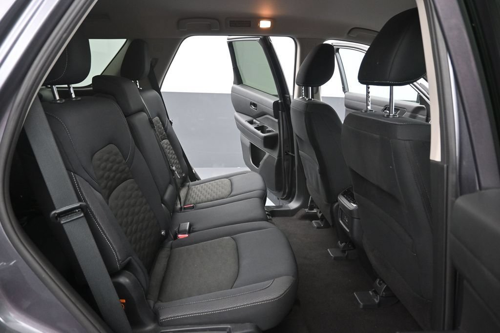 Used 2025 Nissan Pathfinder SV FWD image 23