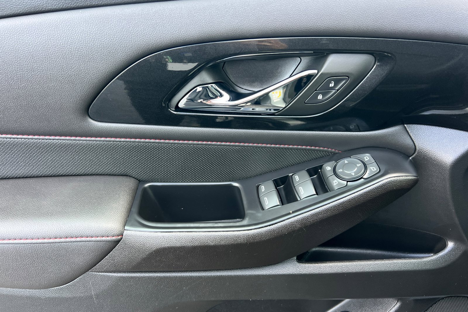 Used 2023 Chevrolet Traverse RS image 11