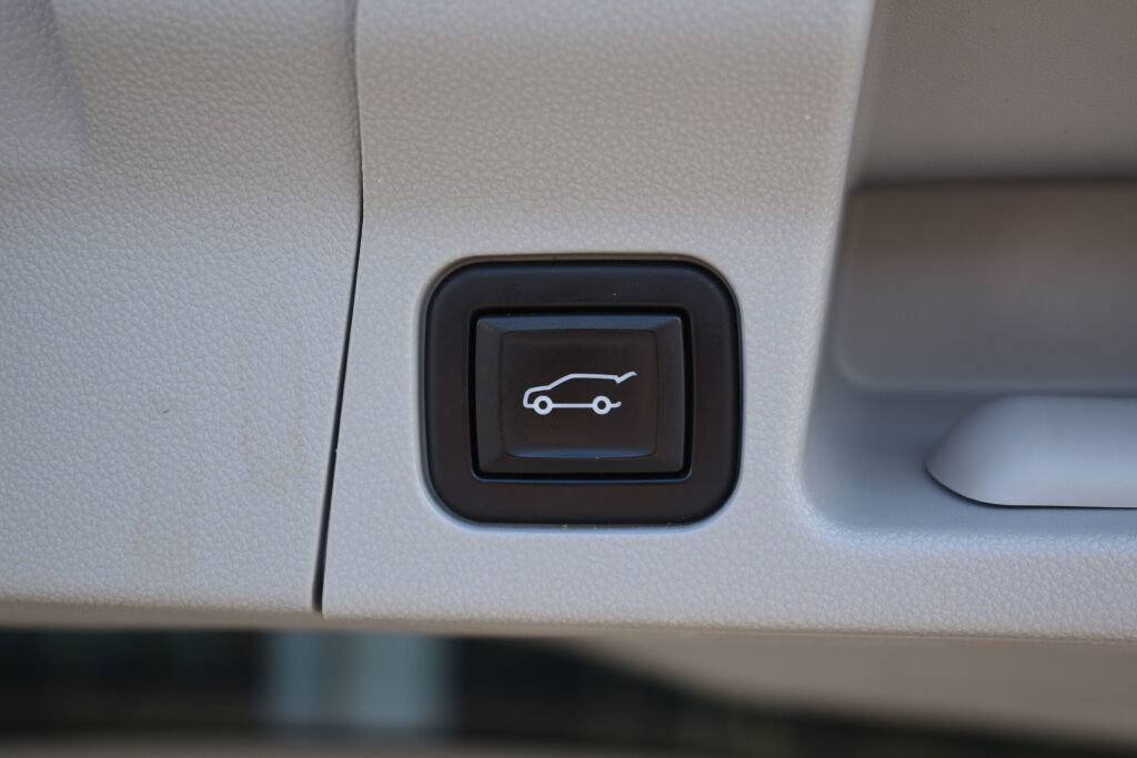 Used 2023 GMC Acadia SLE w/ Driver Convenience Package image 34