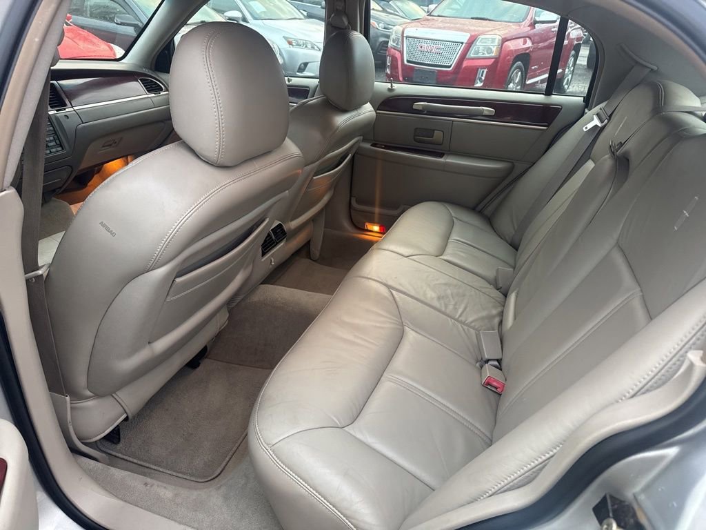 Used 2005 Lincoln Town Car Signature Limited image 33