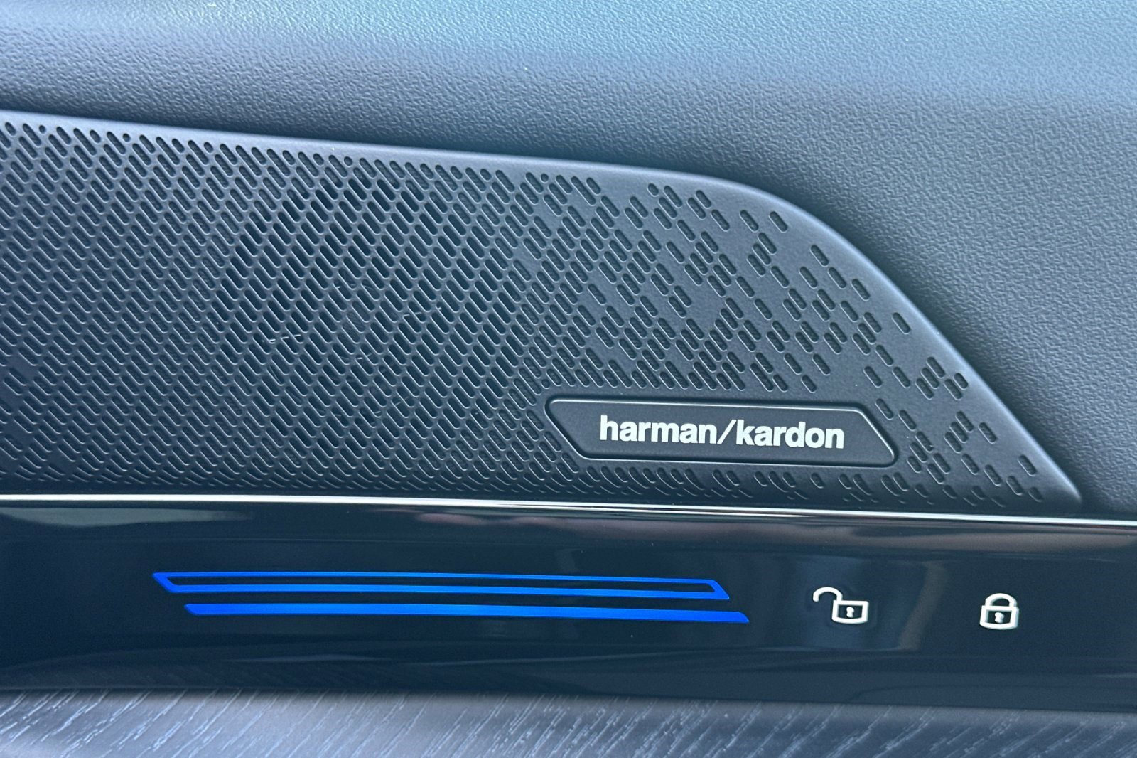 Used 2025 BMW 530i w/ Premium Package image 22