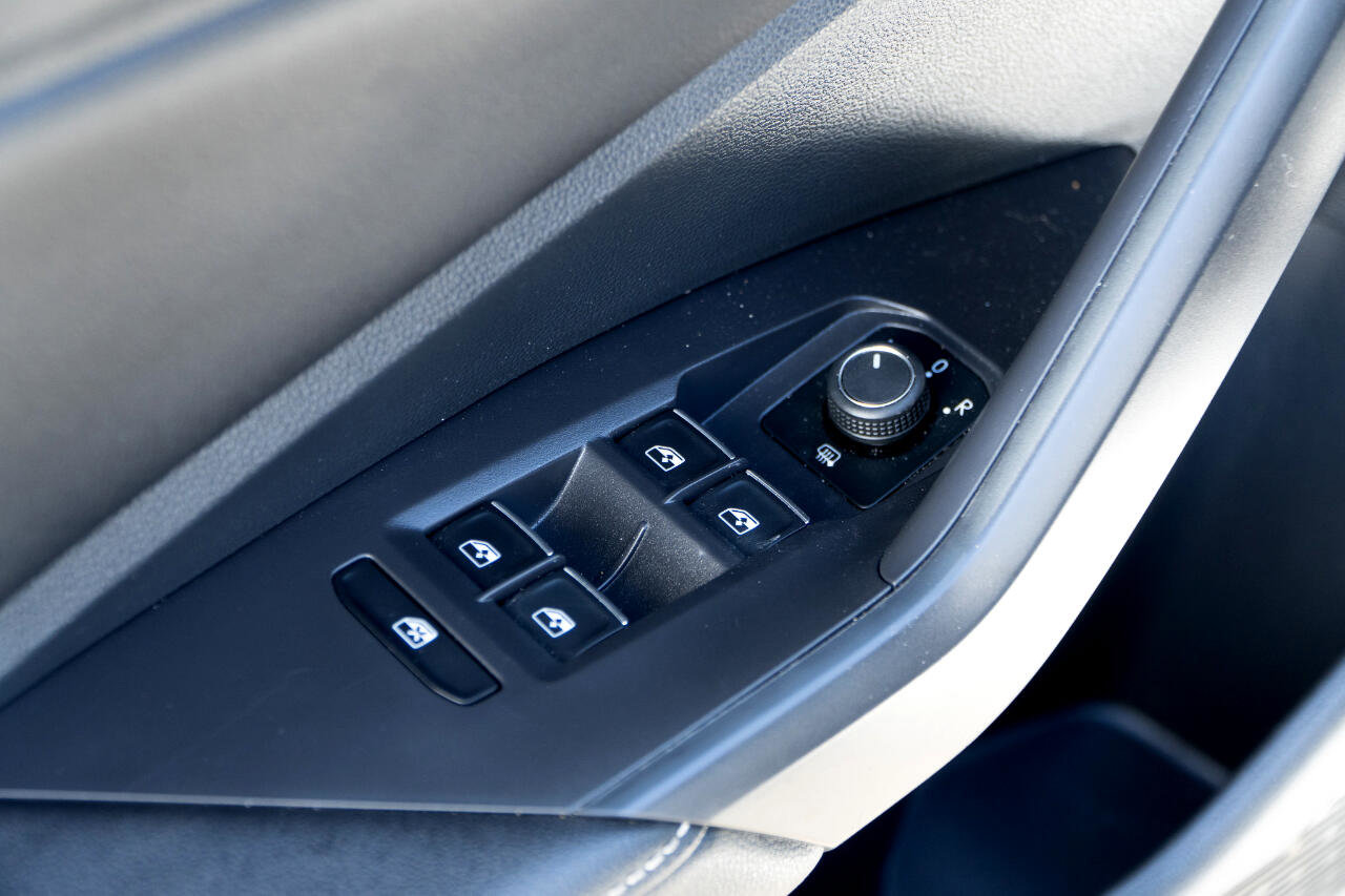 Used 2024 Volkswagen Jetta SE w/ Panoramic Sunroof Package FWD image 26