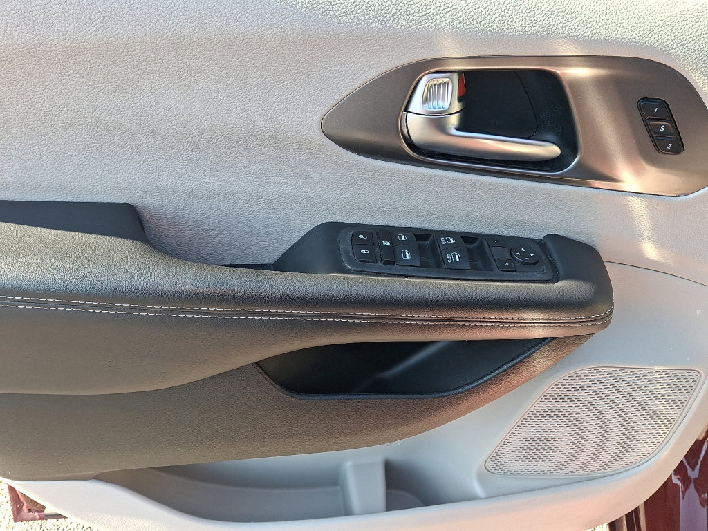 Certified 2023 Chrysler Pacifica Touring-L image 21