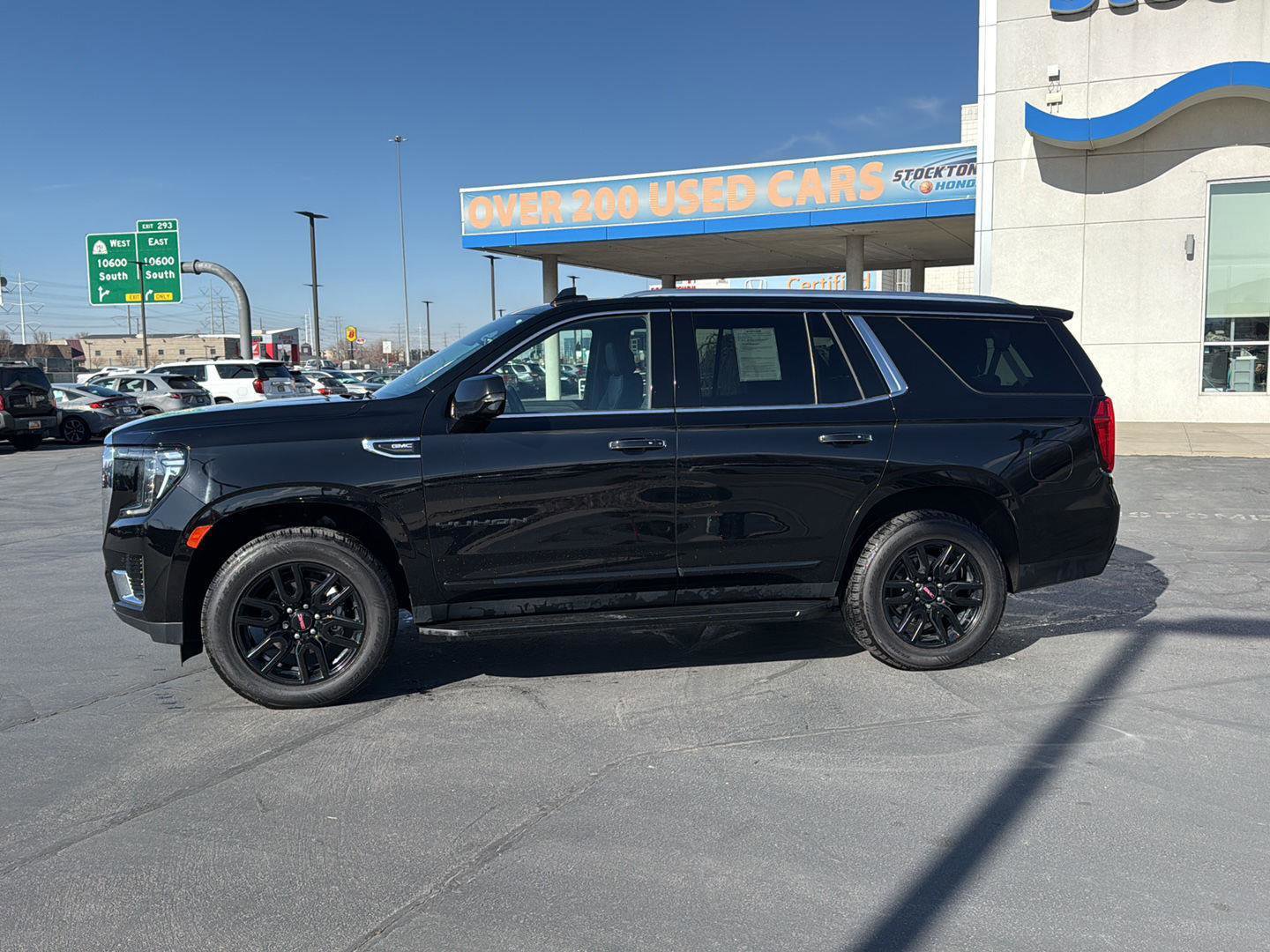 Used 2022 GMC Yukon SLT w/ SLT Luxury Package AWD/4WD image 2