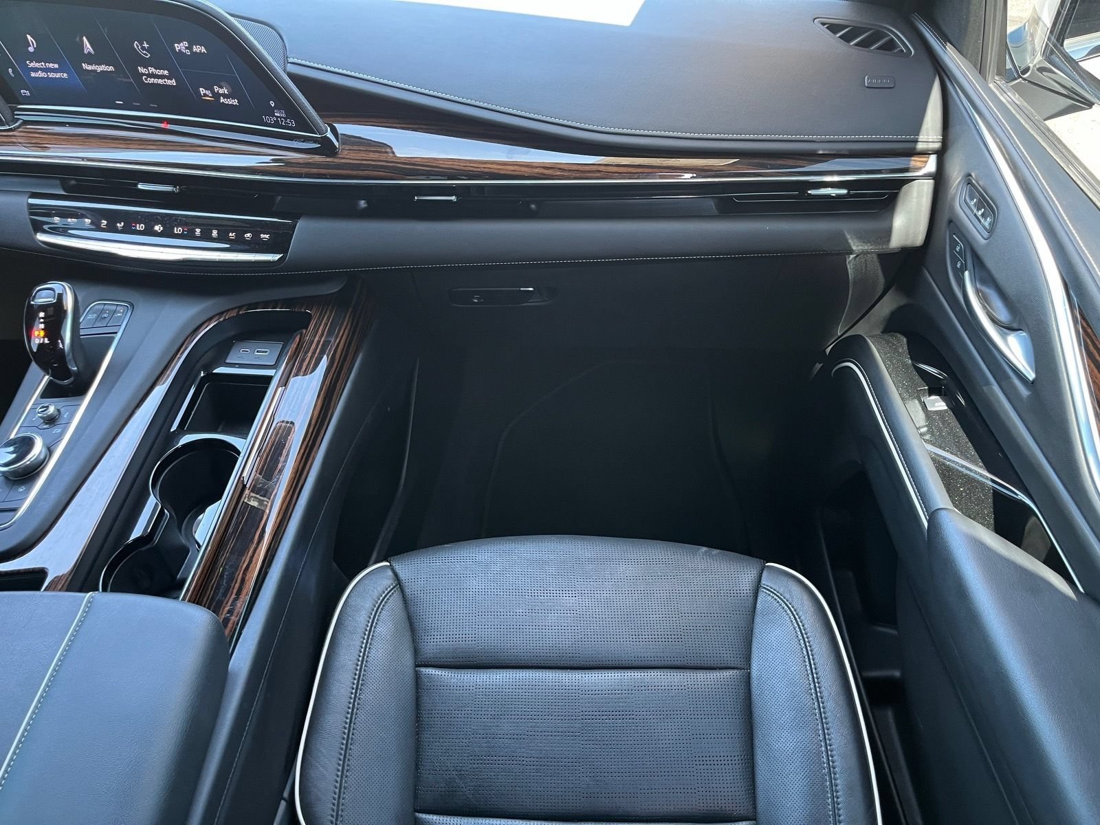 Used 2022 Cadillac Escalade ESV Premium Luxury w/ Performance Package AWD/4WD image 15