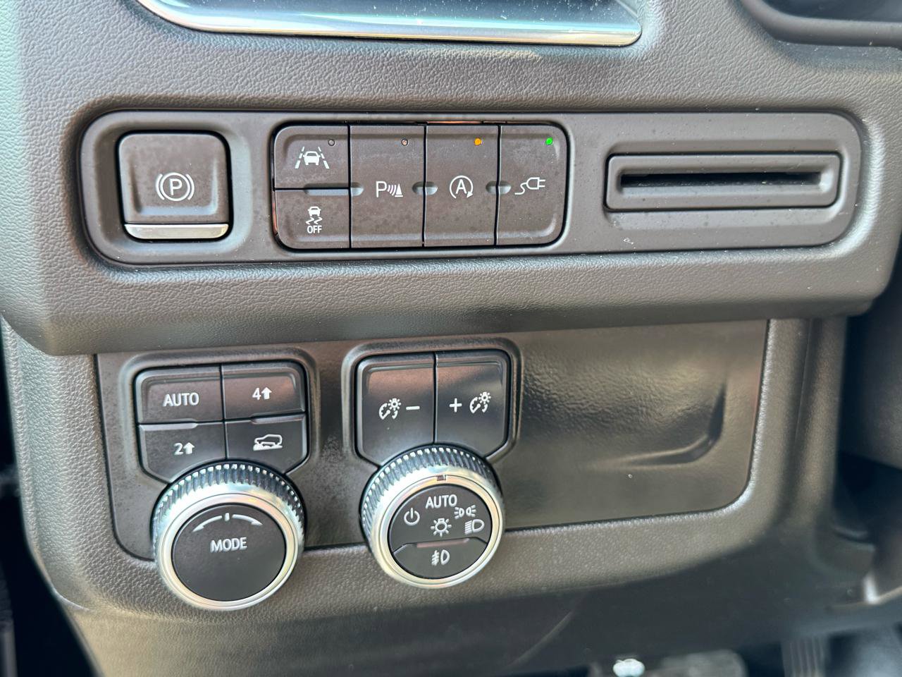 Used 2022 GMC Yukon SLE image 25