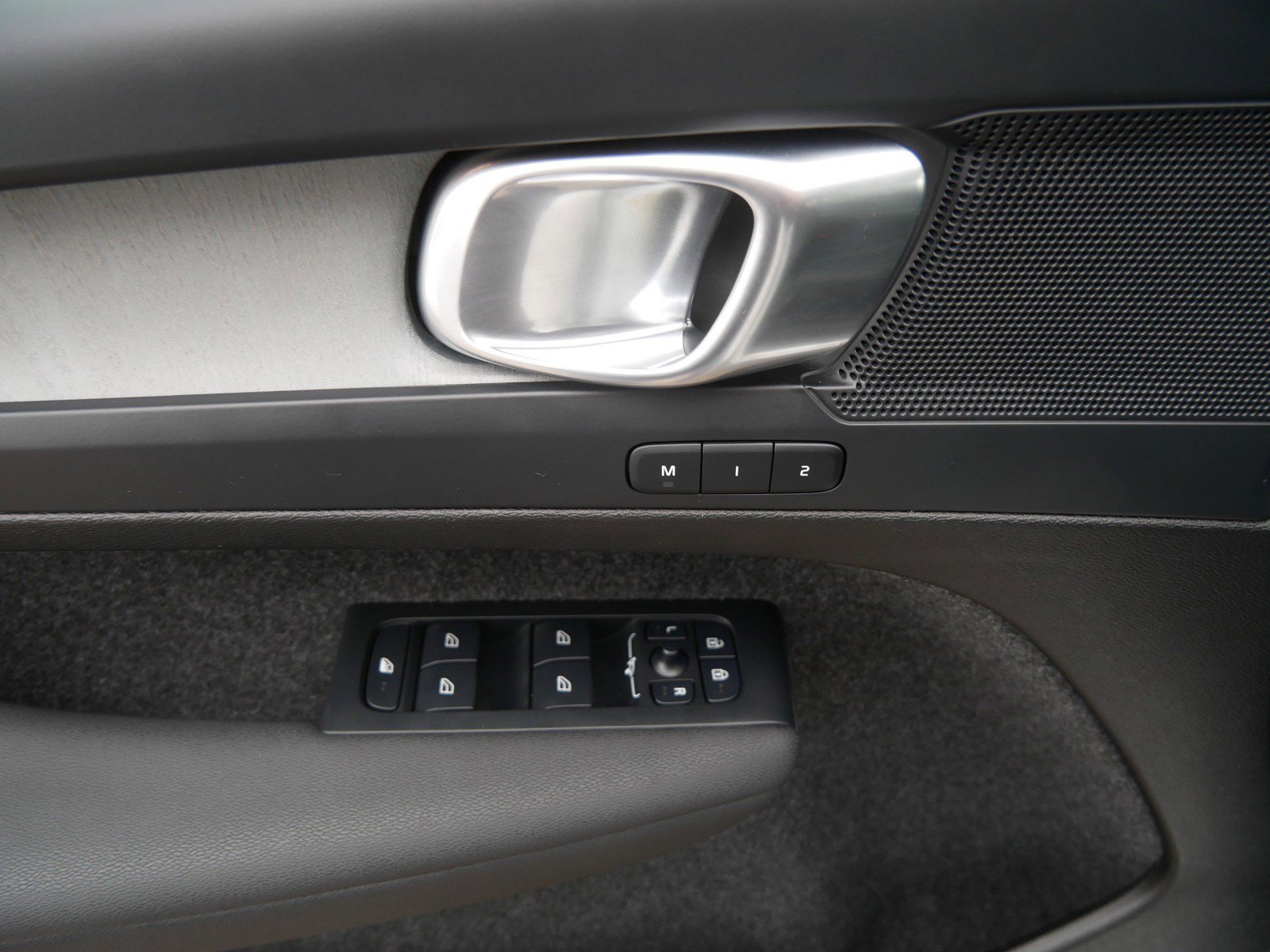 Used 2025 Volvo XC40 B5 Plus image 18