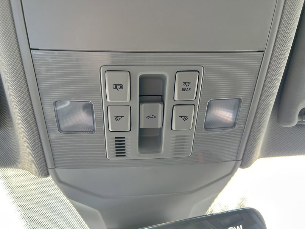 Used 2025 Volkswagen Jetta SE w/ Sunroof Package image 41