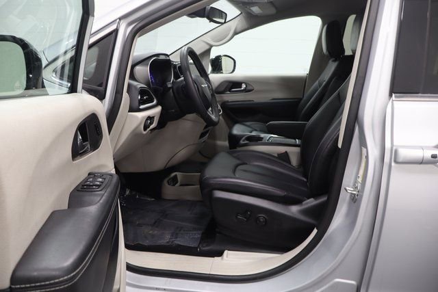 Certified 2024 Chrysler Pacifica Touring-L image 12