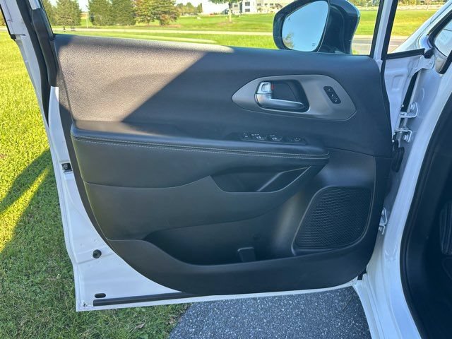 Used 2025 Chrysler Pacifica Select FWD image 10