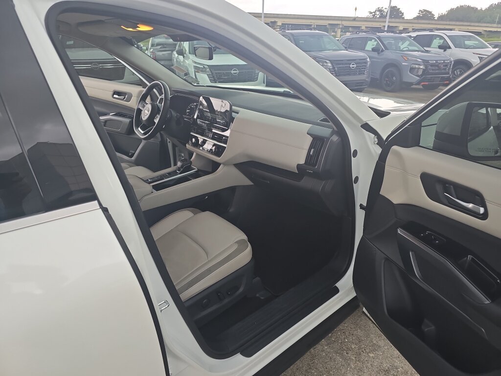 Used 2024 Nissan Pathfinder SL FWD image 19