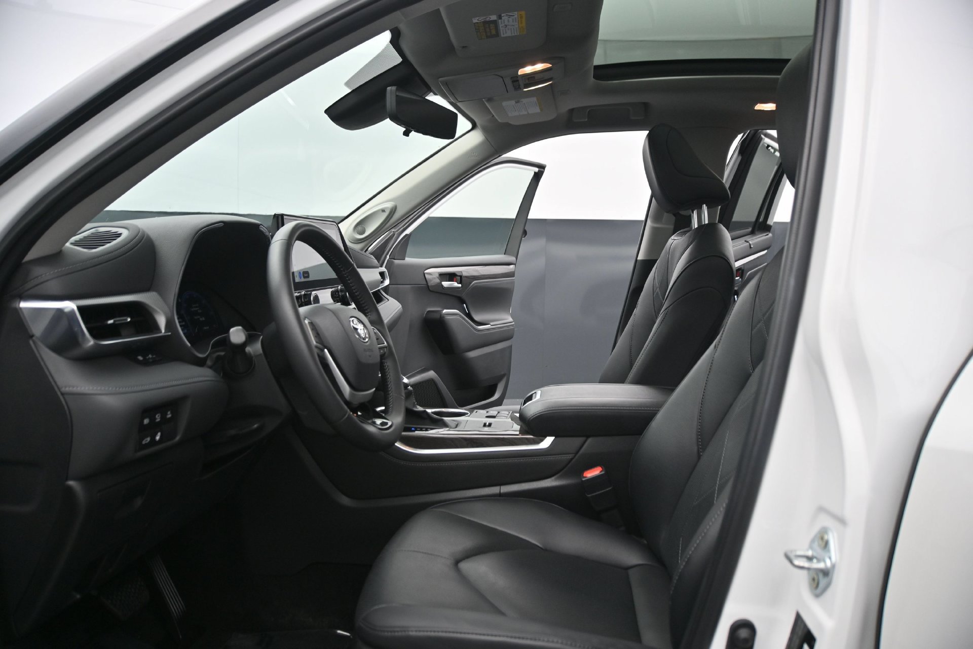 Used 2025 Toyota Highlander Platinum AWD/4WD image 27
